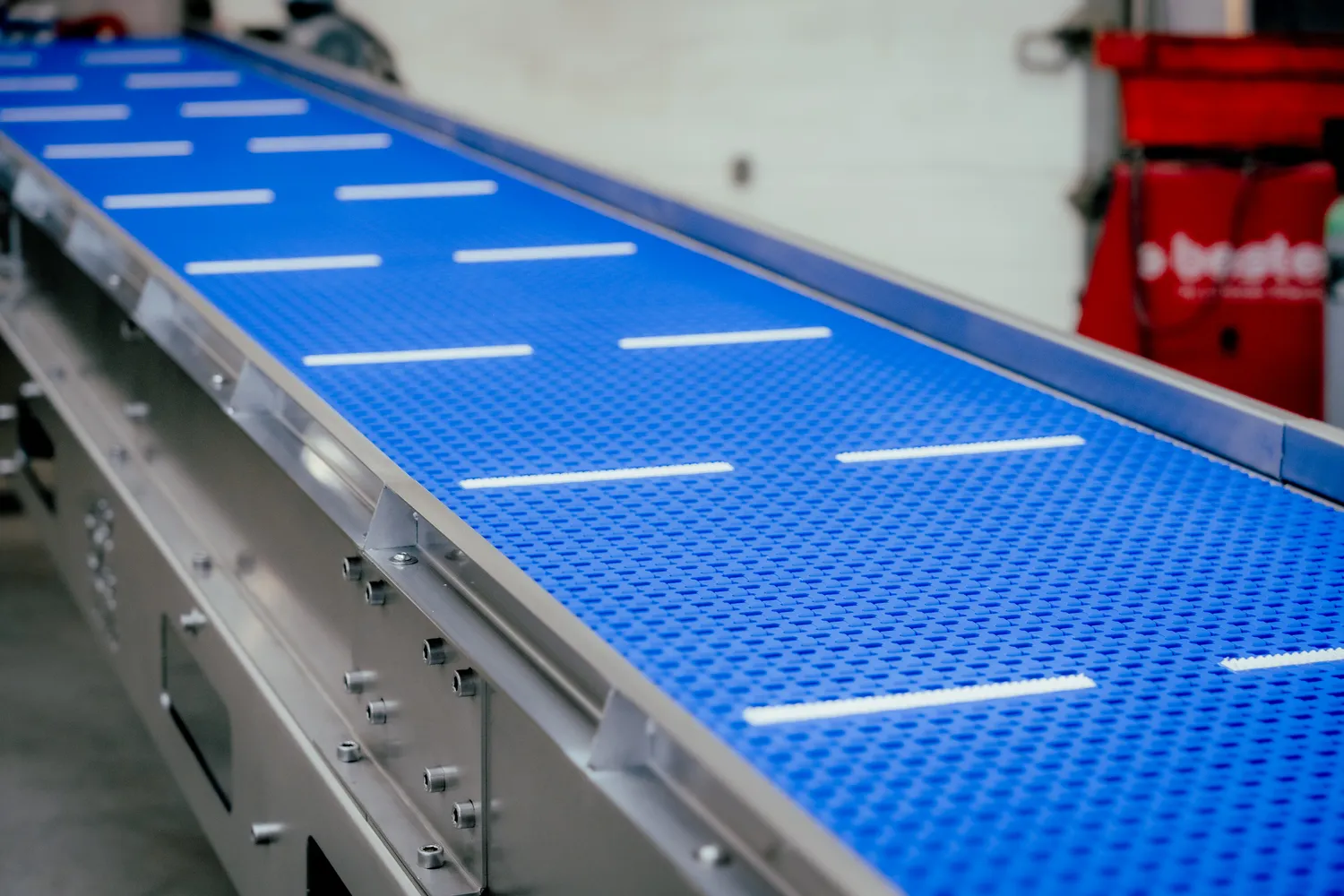 Przenośniki taśmowe z taśmą modularną - realizacja Agro-Weld